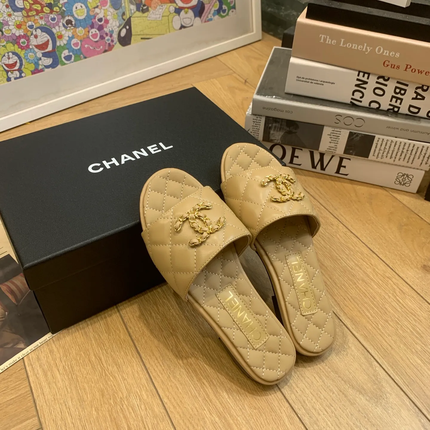 👟👟Ex-factory price 500👟👟 🍀Chanel Xiaoxiang 25ss new lazy double C-buckle slippers. Versatile, slimming and elegant slippers. A slipper with great appearance. It looks great with any combination! Lazy slippers are worth recommending. Calfskin upper, mixed sheepskin lining, Italian genuine leather outsole. Size: 35-41 (40 and 41 customized, non-refundable) 👉